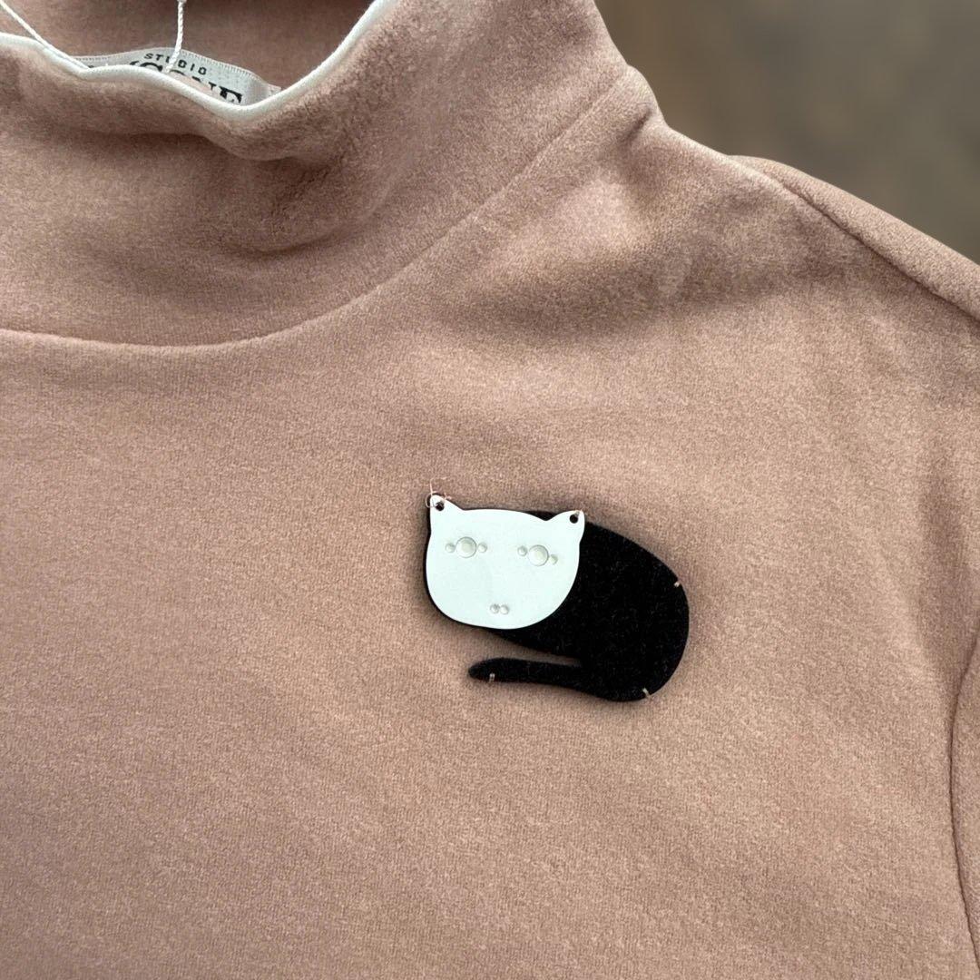 ピッコーネ　ピンク タートルネック 猫のブローチ付き　40 新品、未使用