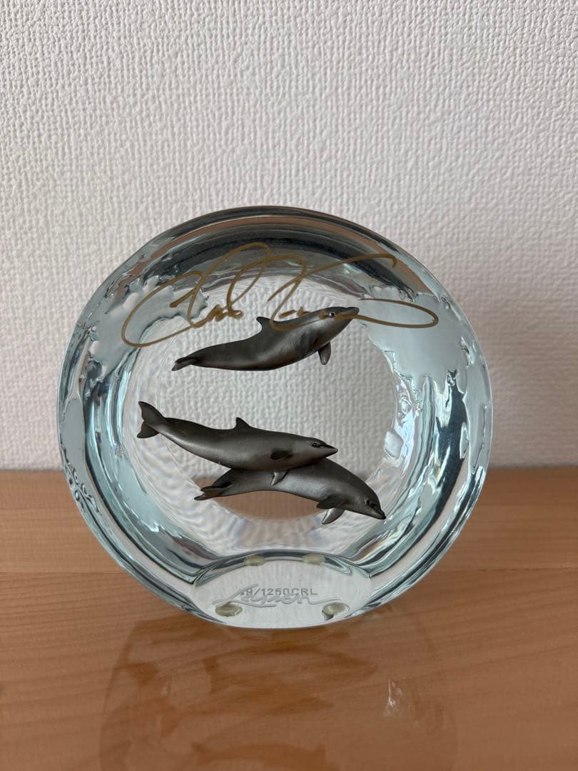 【サイン入り】クリスチャン・リース・ラッセン　アクリルオブジェ イルカ