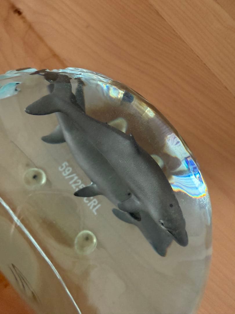 【サイン入り】クリスチャン・リース・ラッセン　アクリルオブジェ イルカ