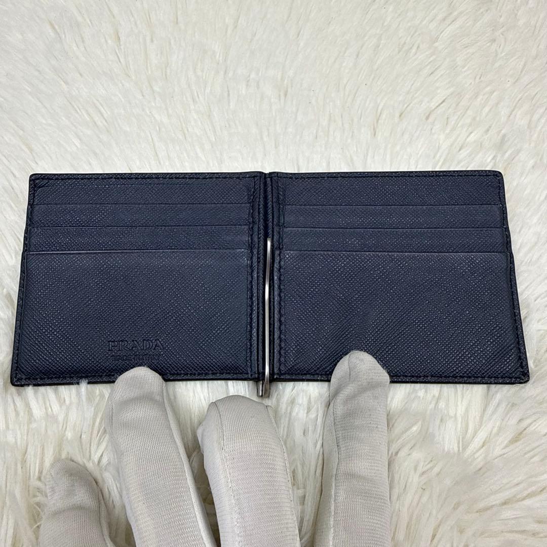✨美品✨プラダ マネークリップ 札入れ サフィアーノレザー ロゴ金具 ネイビー