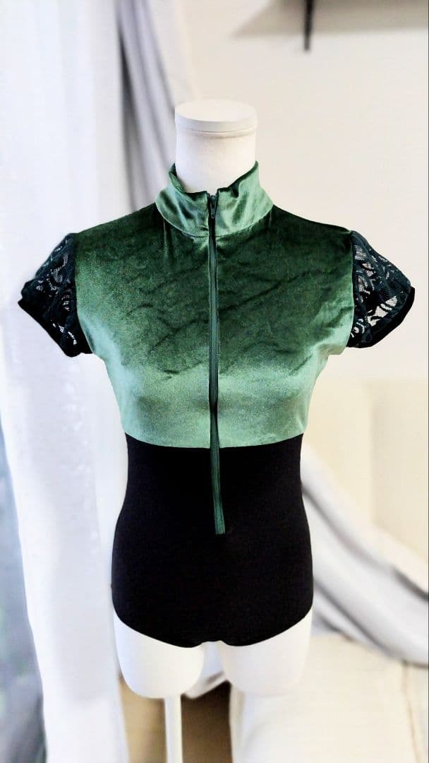 M～Ⅼ／深緑が落ち着いた雰囲気を醸し出す、エレガントなベロアファスナーレオタード