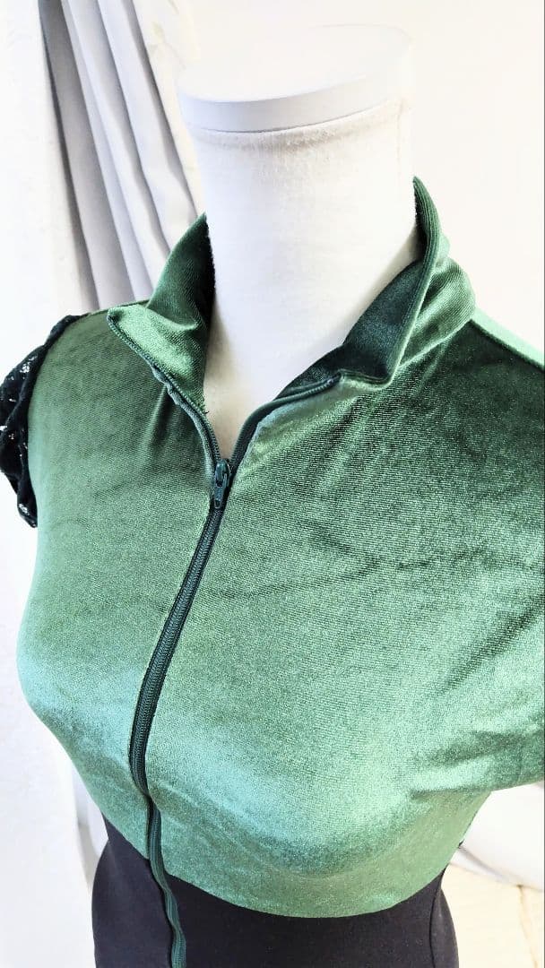 M～Ⅼ／深緑が落ち着いた雰囲気を醸し出す、エレガントなベロアファスナーレオタード