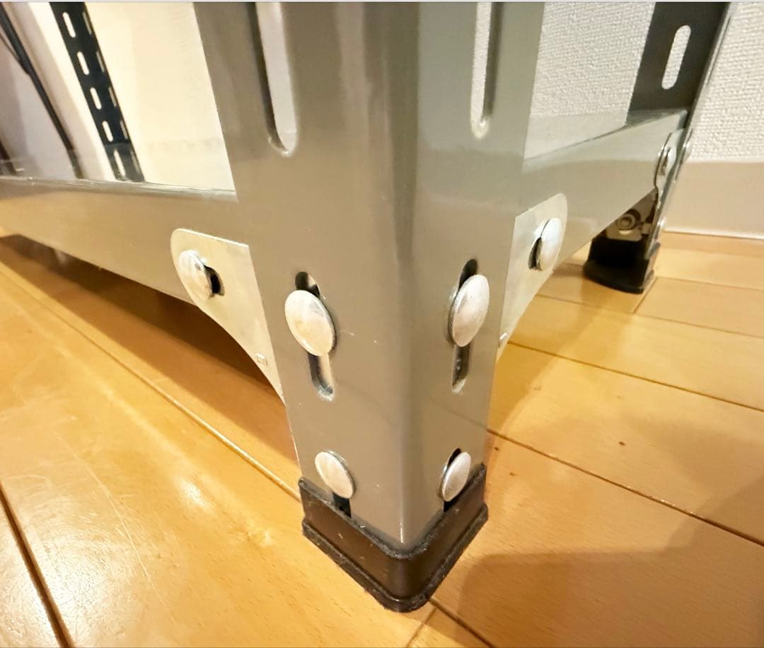 D&DEPARTMENTの工業用スチールシェルフ（4段・グレー）