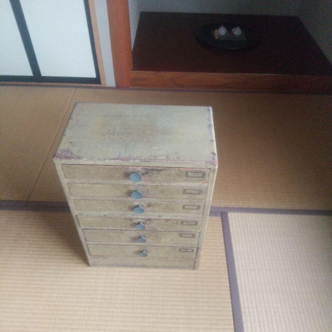 古い子引き出しの棚