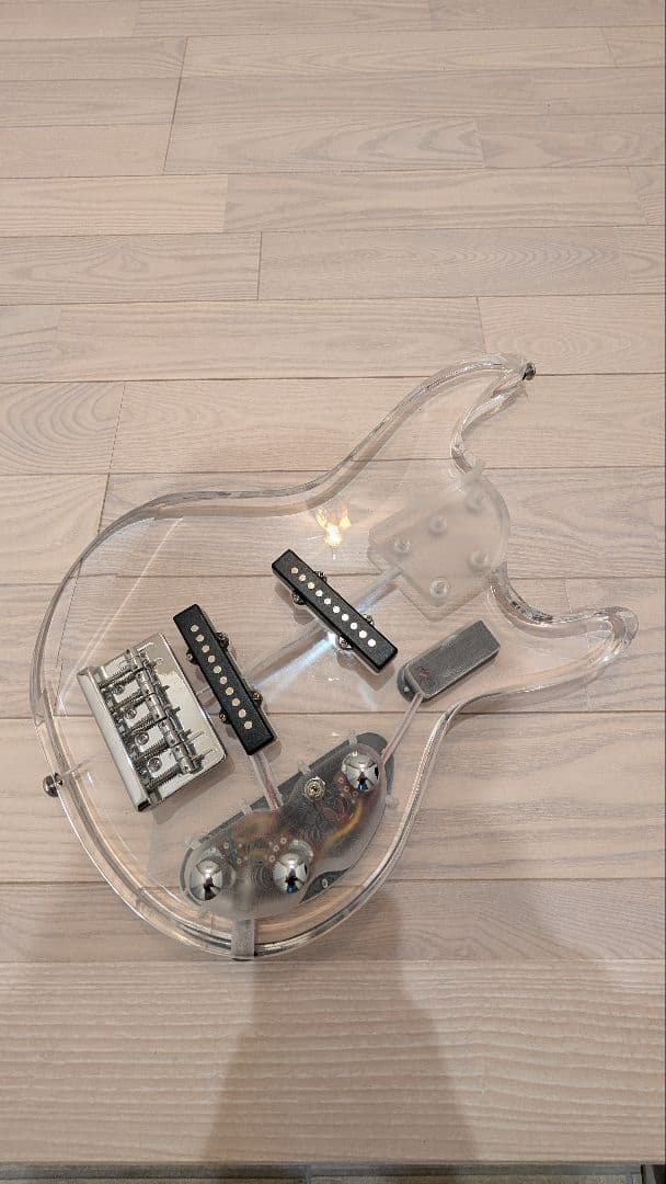 希少　光るエレキベース　アクリル製　LED搭載　ボディのみ　5弦　ステージ映え