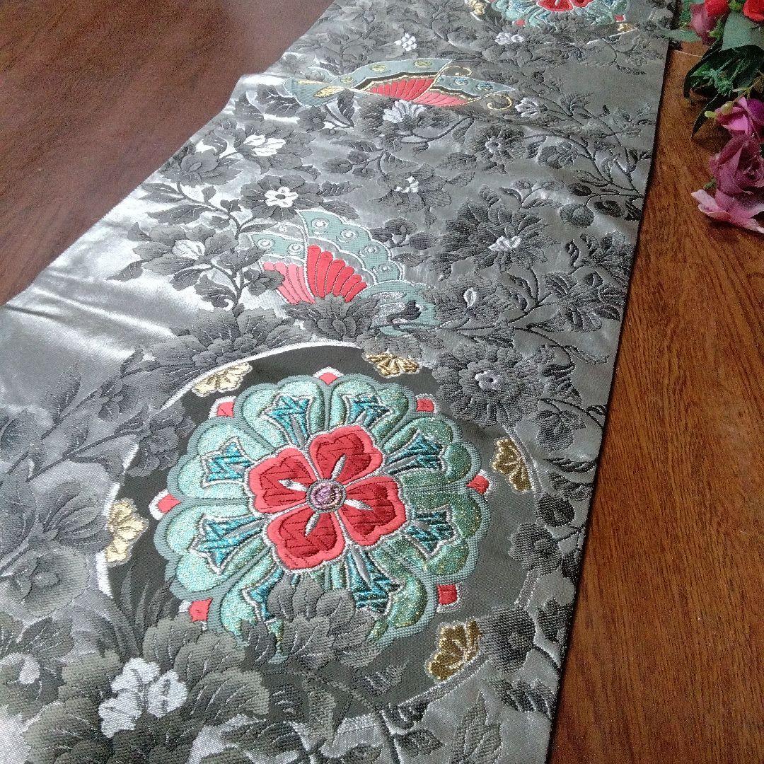 花と蝶の刺繍タッセル付きテーブルセンター200cm シルバー(正絹袋帯リメイク)