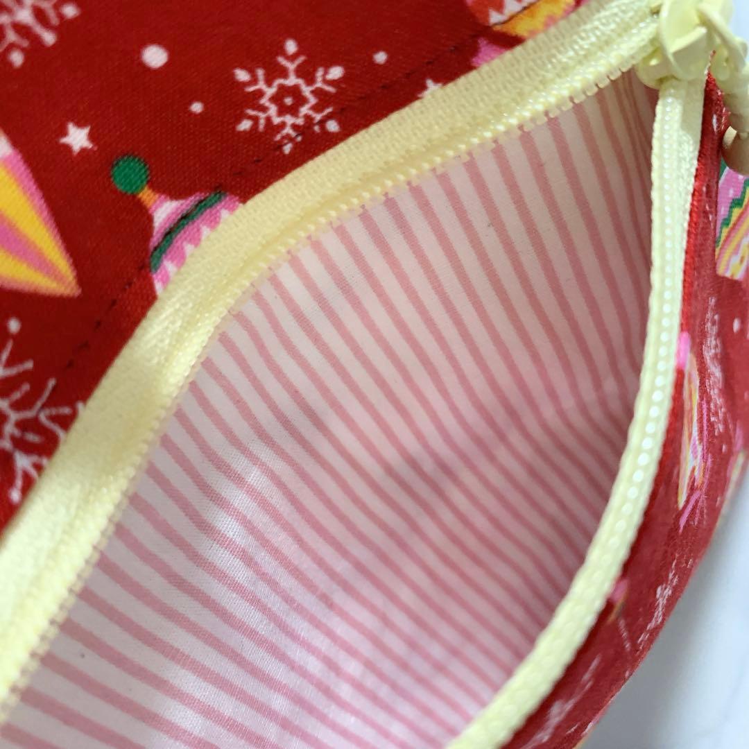 ハンドメイド　フラットポーチ　マスコットポーチ　猫ちゃん　パネル生地 クリスマス