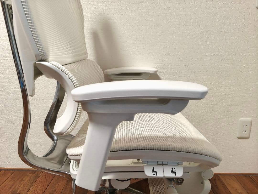 ゆうさん【極美品】超人気品 COFO Chair Premium ホワイト