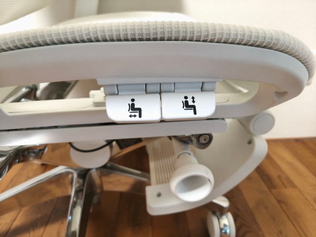 ゆうさん【極美品】超人気品 COFO Chair Premium ホワイト