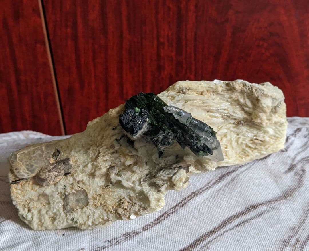 白 アルバイト 母岩 黒 トルマリン付き