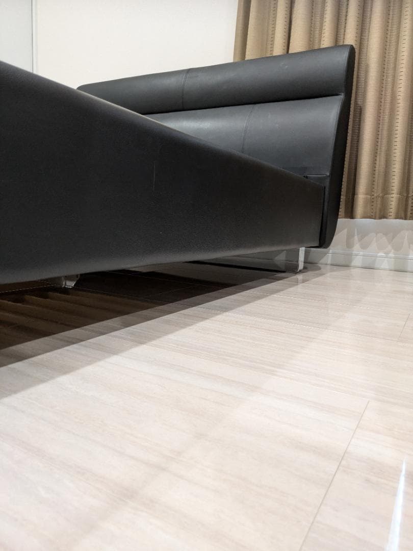 黒いワイドダブルベッドフレーム