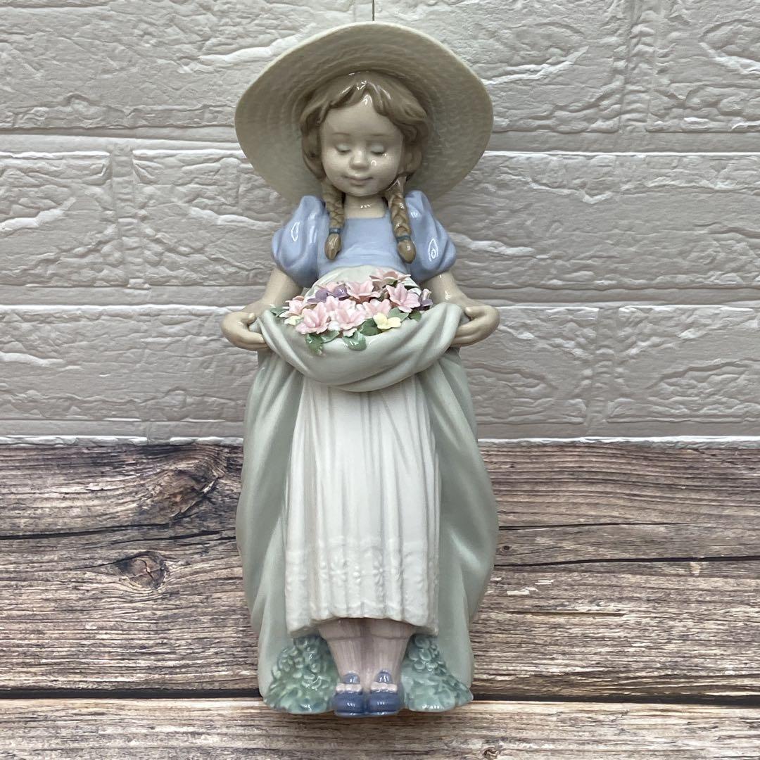 LLADRO リヤドロ　たくさん摘めたよ！　6756 フィギュリン