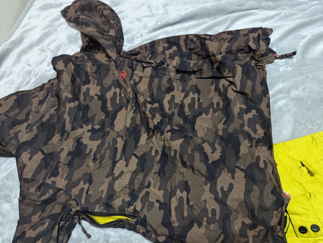 VOLCOM 子ども用スノーボードウェア迷彩