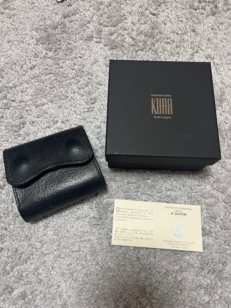 KURA 二つ折り財布 黒 レザー