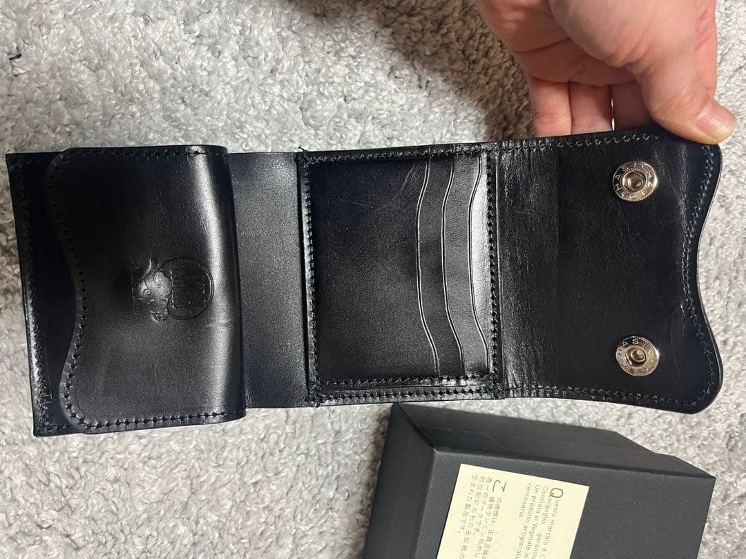 KURA 二つ折り財布 黒 レザー