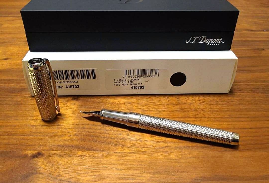 エス・テー・デュポン万年筆　ラインD　FIRE HEAD　Ｍニブ　シリアルNo有