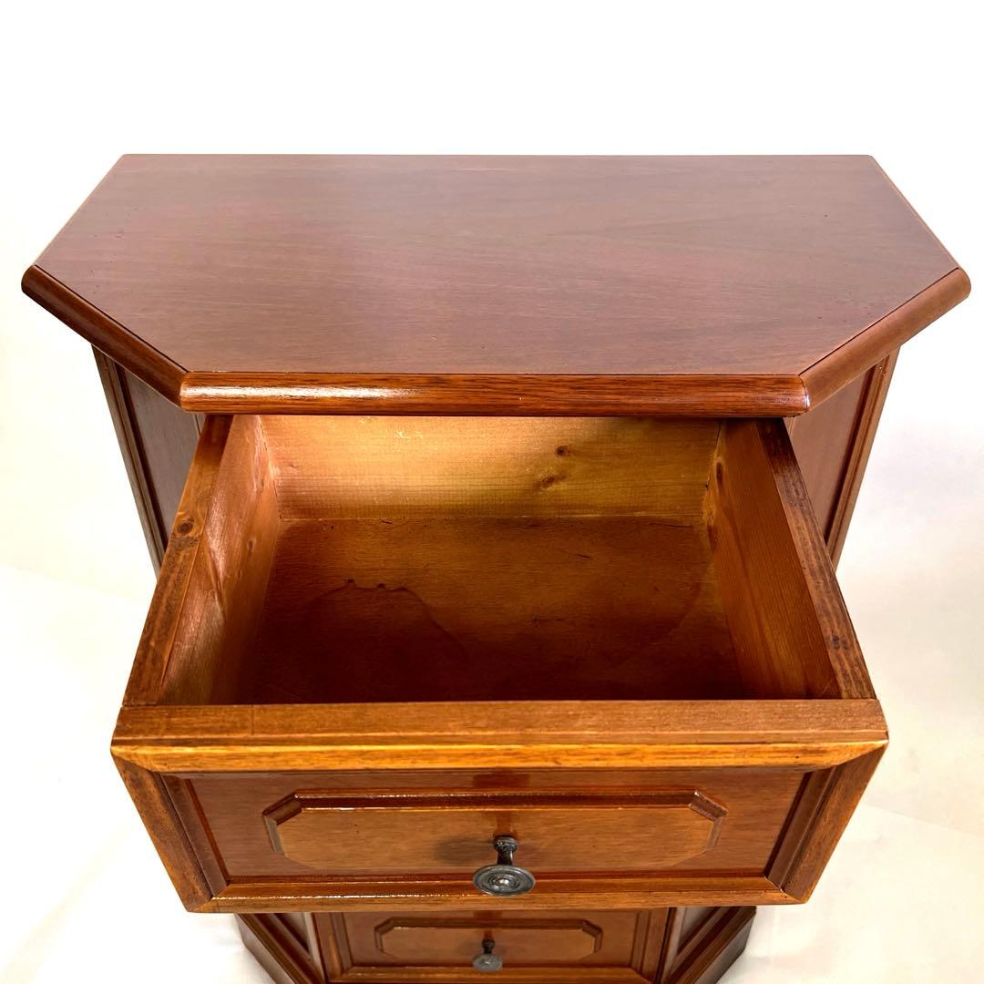 小ぶりなチェスト・イタリア　 横幅52cm・奥行29cm・高さ71cm