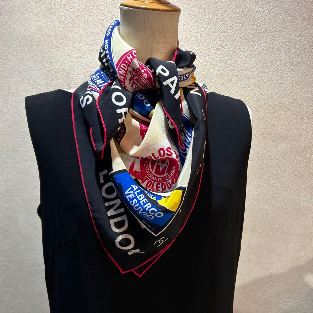 シャネル、世界のホテル、とてもレアなスカーフです。