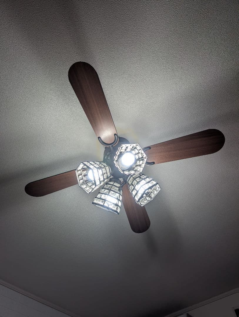 モダン4灯シーリングライト 木製羽根