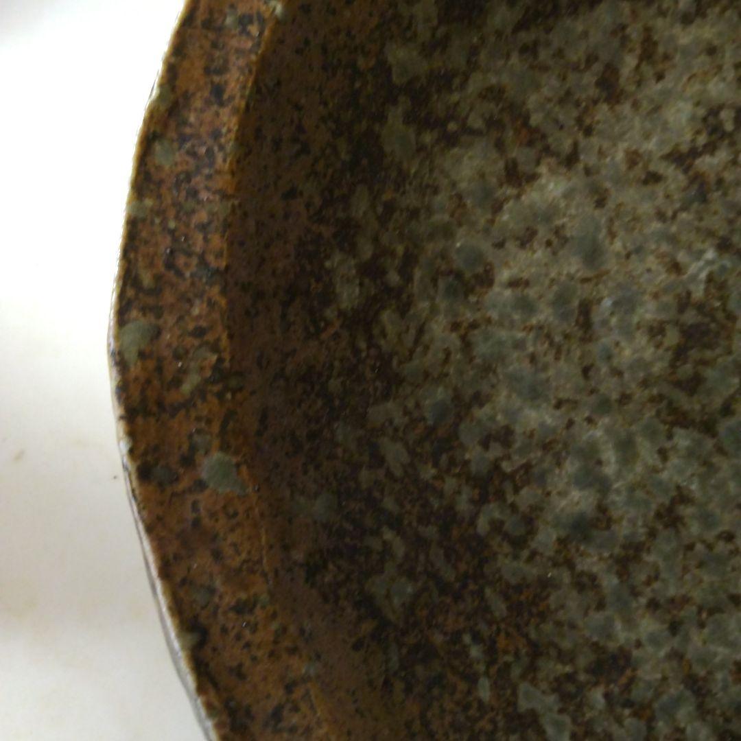 茶色と緑の波状エッジ皿