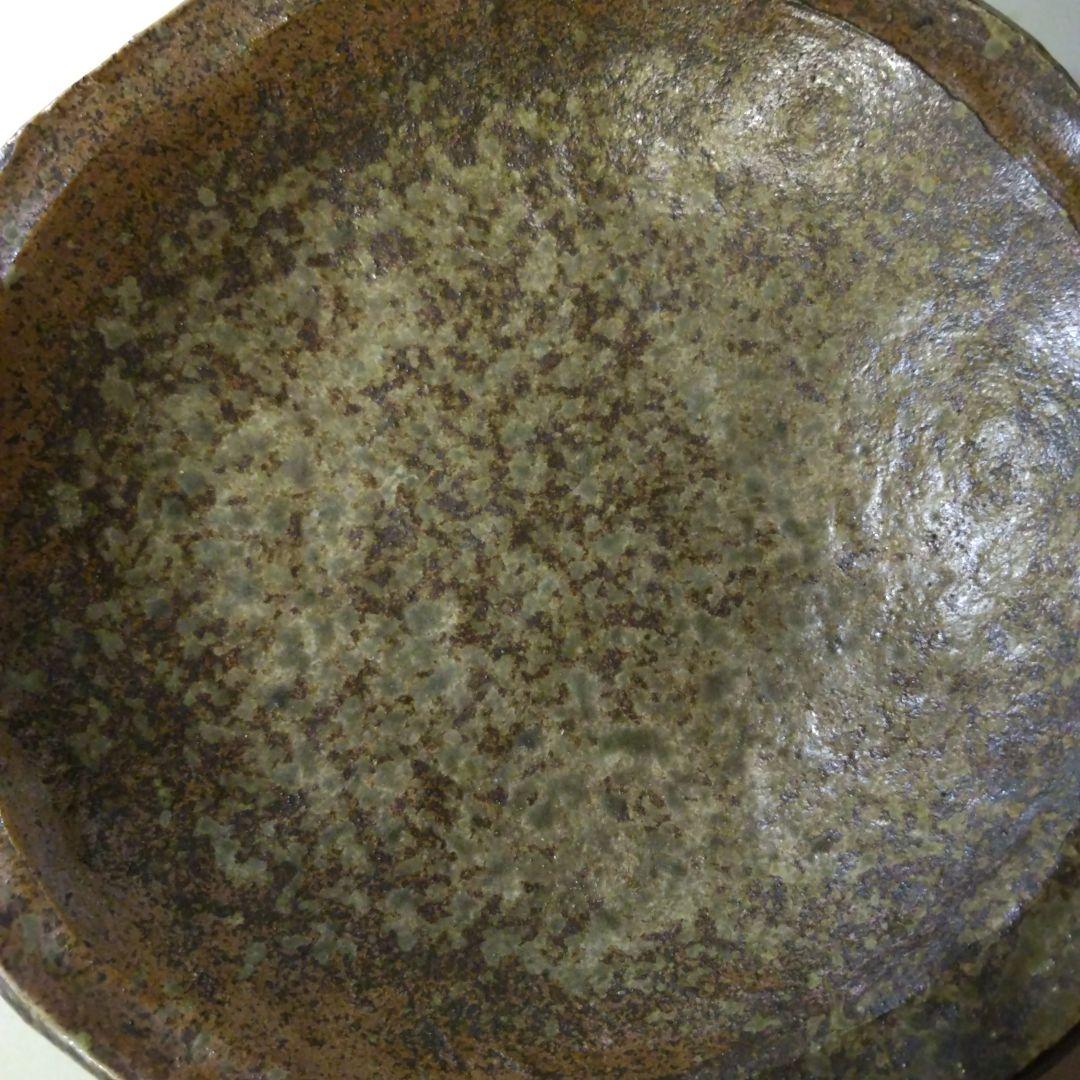 茶色と緑の波状エッジ皿