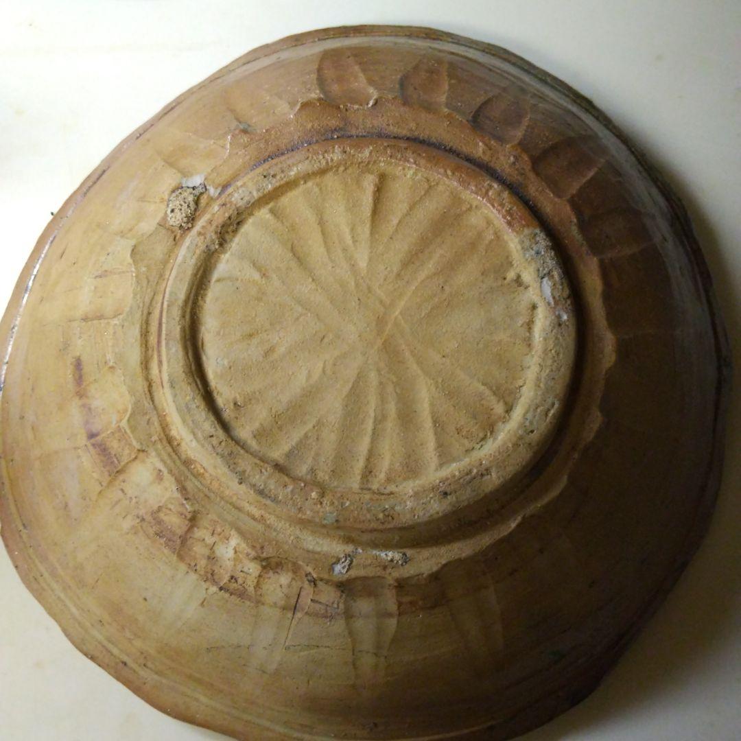 茶色と緑の波状エッジ皿