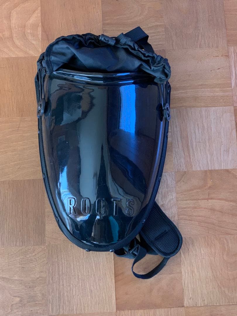 値下中【ほぼ未使用】ROOTS ハードシェル・バッグバッグ（ブラック）