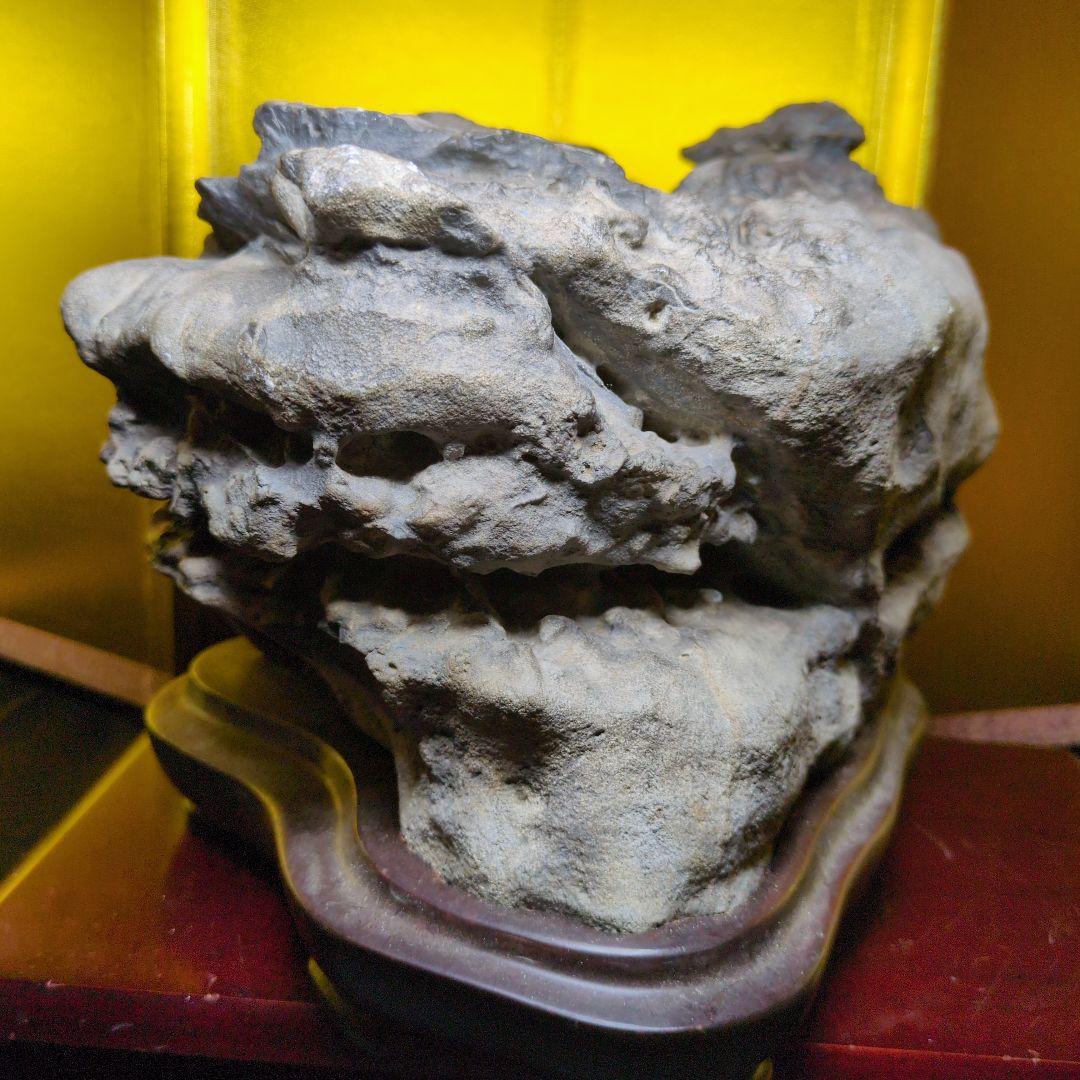 水石 天然石 龍隠れ 約8.4kg 特大 原石 鑑賞石 自然石 木製専用台座付き