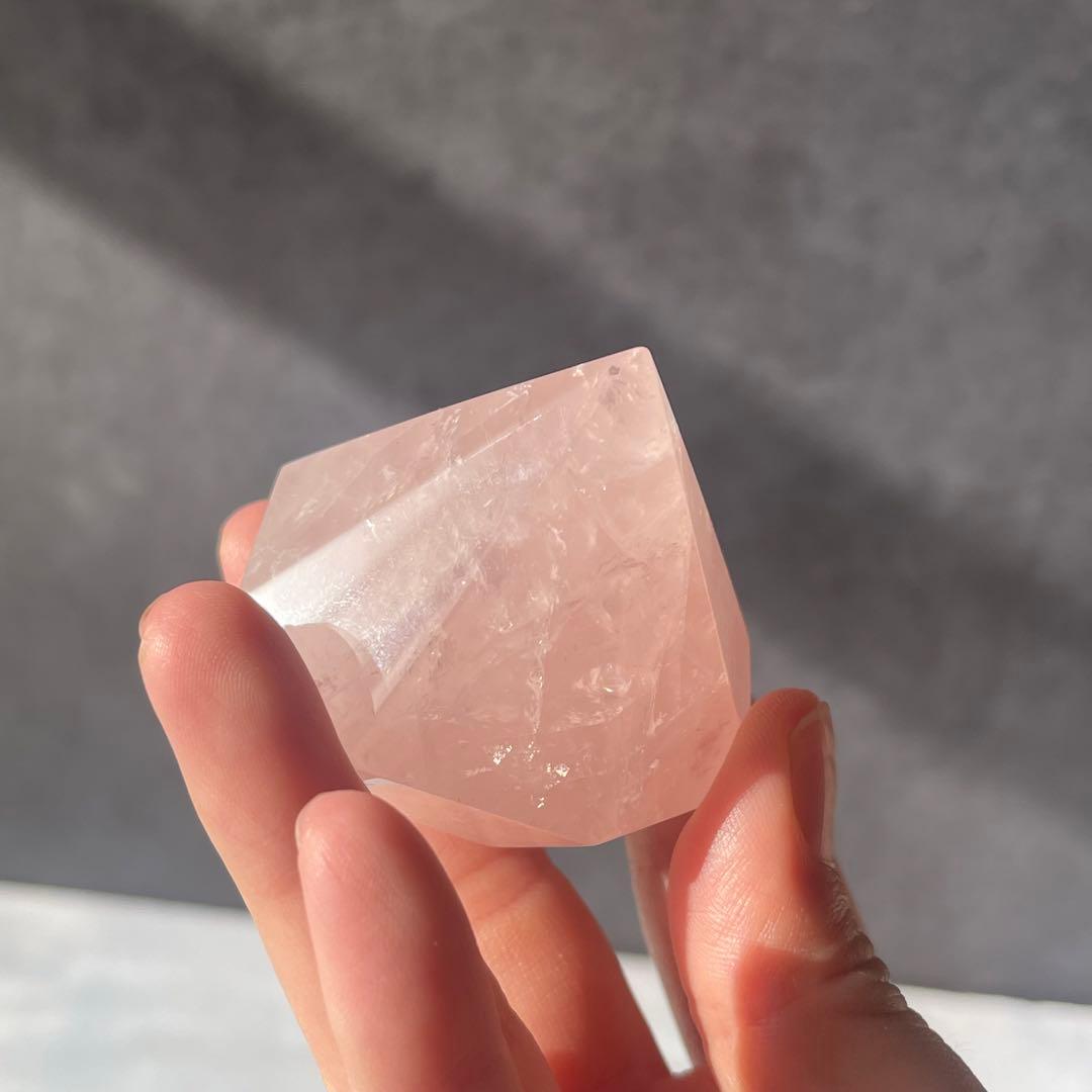 ローズクォーツ ダイヤモンド カット 台座付き