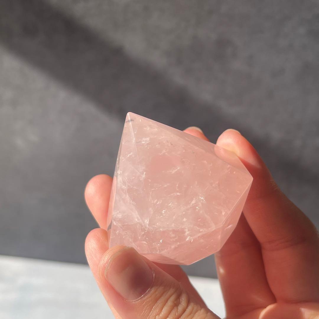 ローズクォーツ ダイヤモンド カット 台座付き