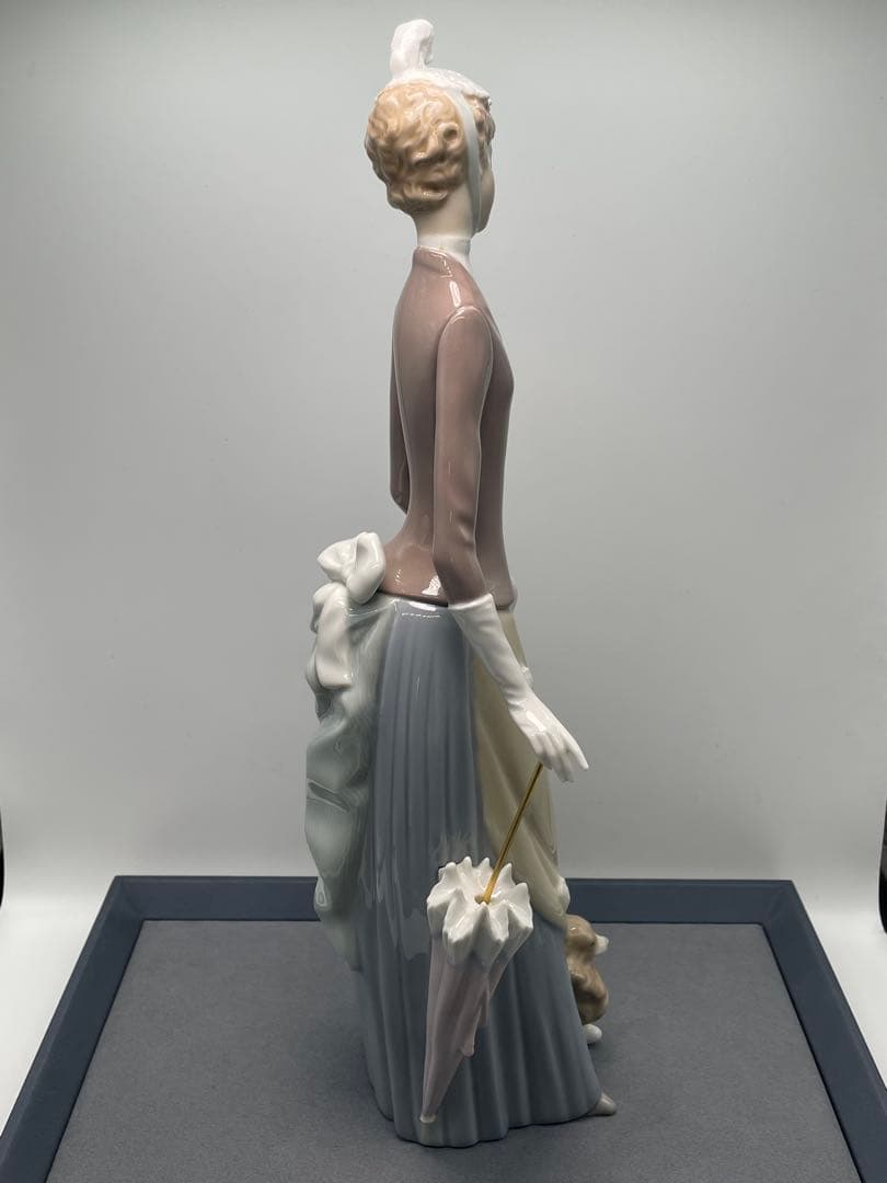 リヤドロ犬を連れた婦人（絶版）