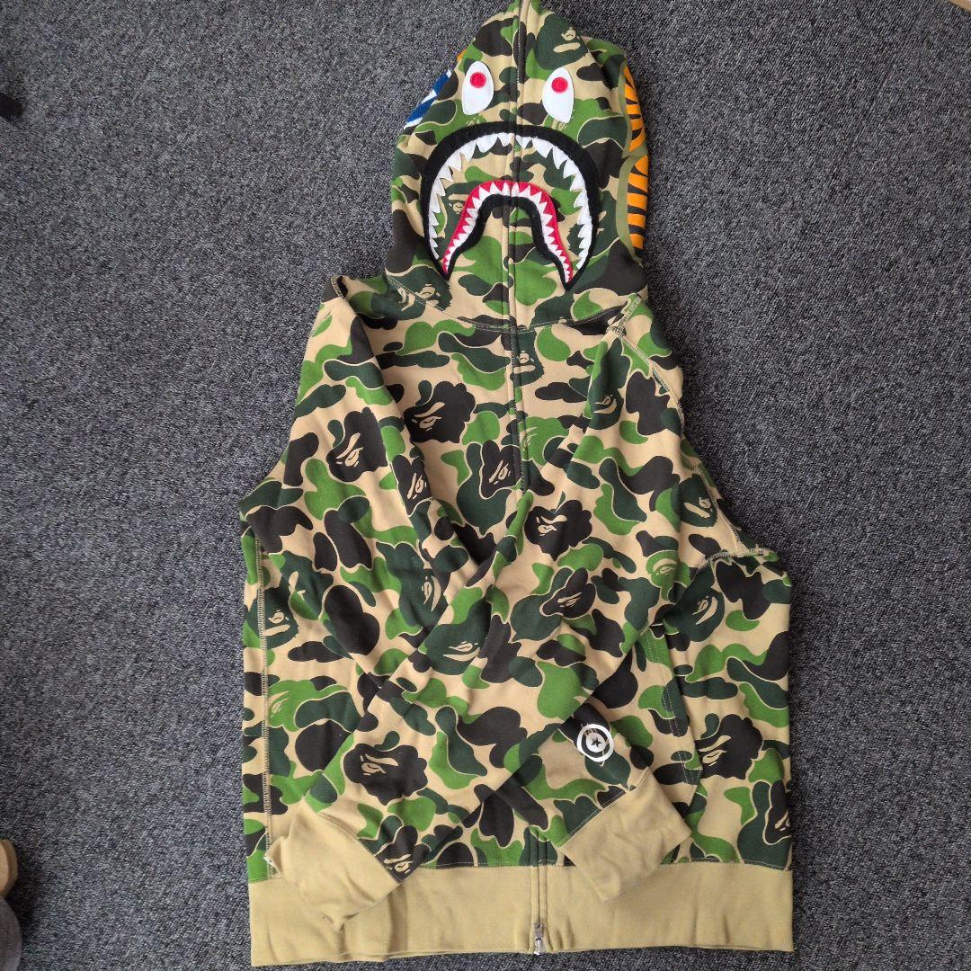 A BATHING APE 緑 シャークデザインのフルジップパーカー