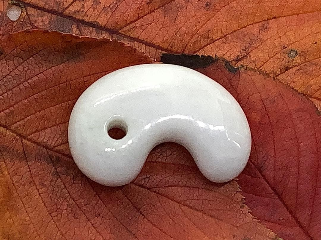 ⭕️お値段ご遠慮無く‼️　糸魚川翡翠勾玉の白翡翠お探しの方　卸しお値段にて　お早目に