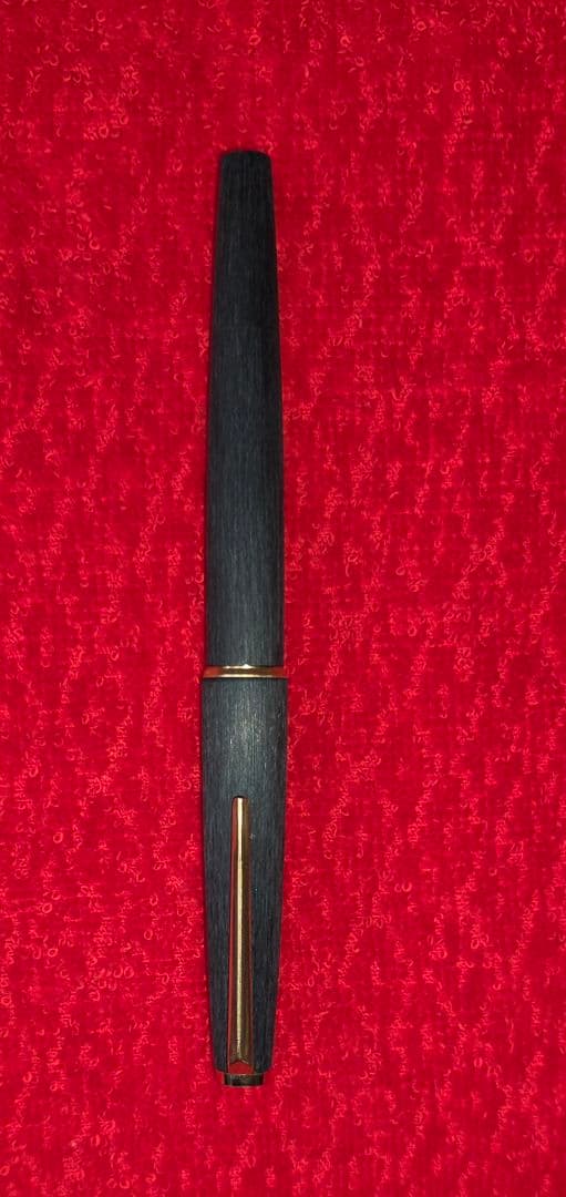 画像に写っているのは、モンブラン 220という万年筆です。1970年代に製造