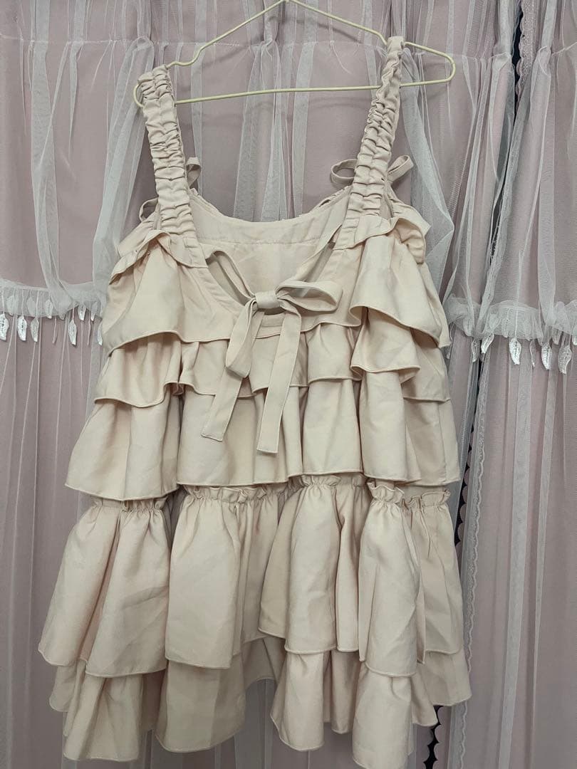 フリル付きピンクワンピース