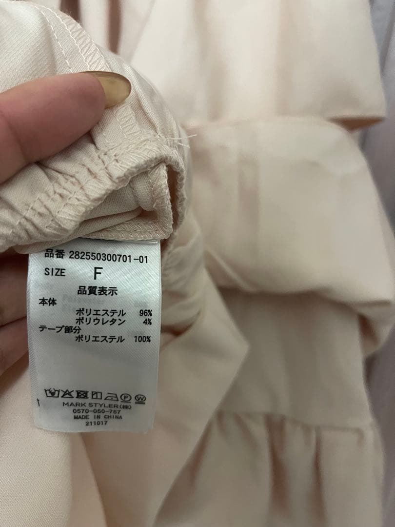 フリル付きピンクワンピース