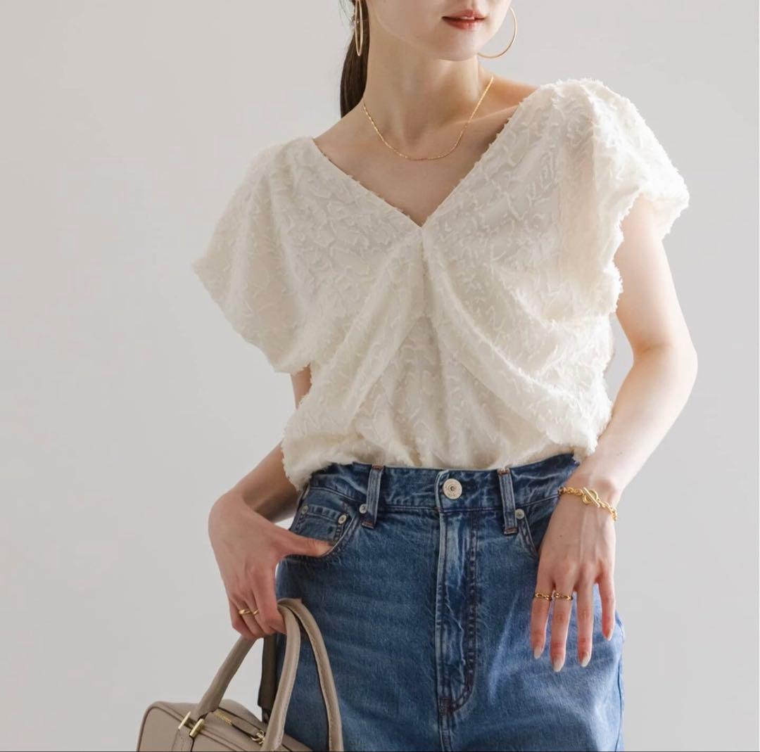 2025 NOBLE【洗える】レオパードジャガードデコルテVブラウス