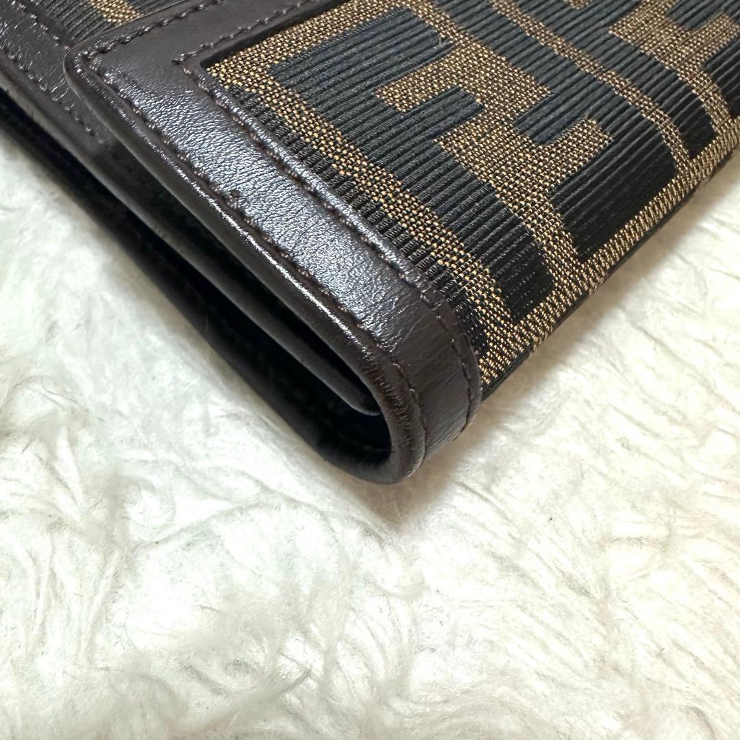 FENDI✨フェンディ　三つ折り財布 ズッカ　ロゴ入り　ユニセックス　ブラウン