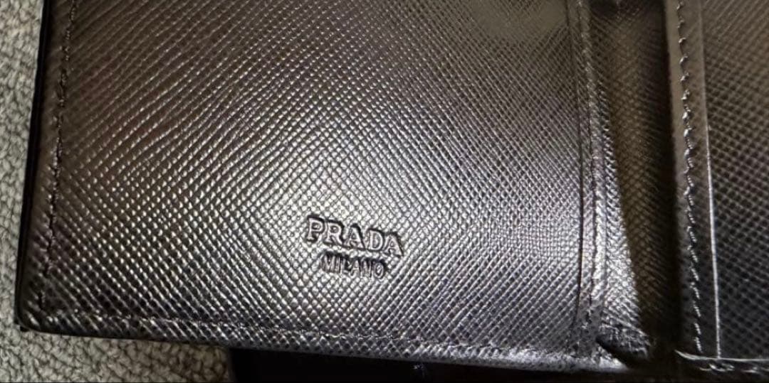 未使用品　PRADA 2つ折り財布　ナイロン　三角プレート
