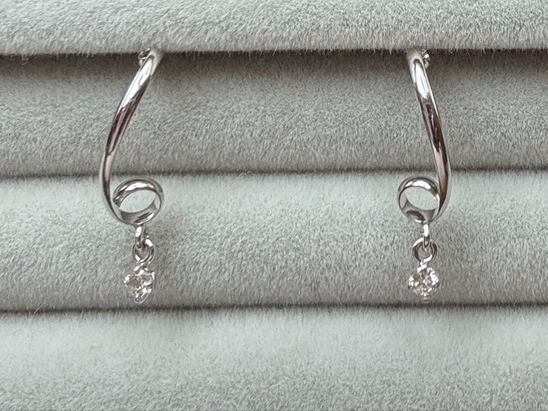 テイクアップ　スイングダイヤピアス14Kホワイトゴールドひねりライン