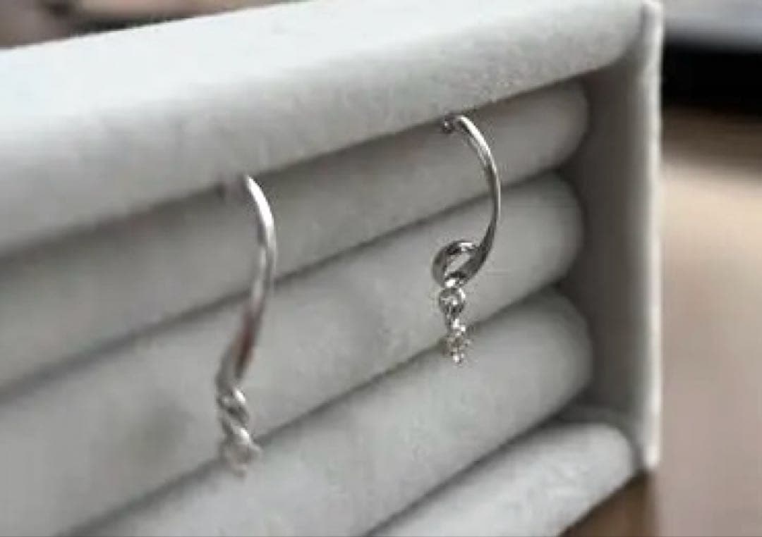 テイクアップ　スイングダイヤピアス14Kホワイトゴールドひねりライン