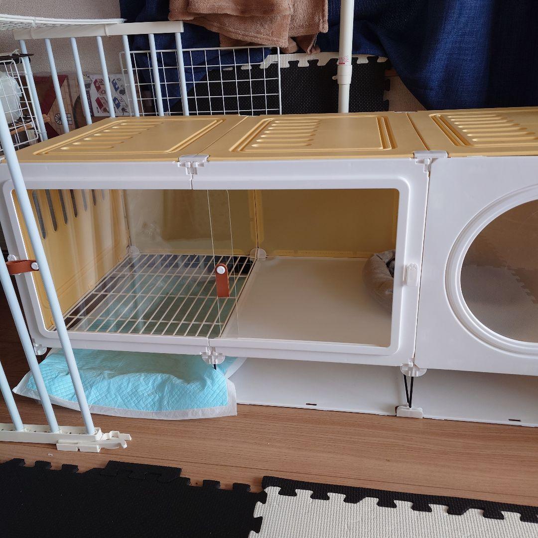 イエローとホワイトの犬用ケージ