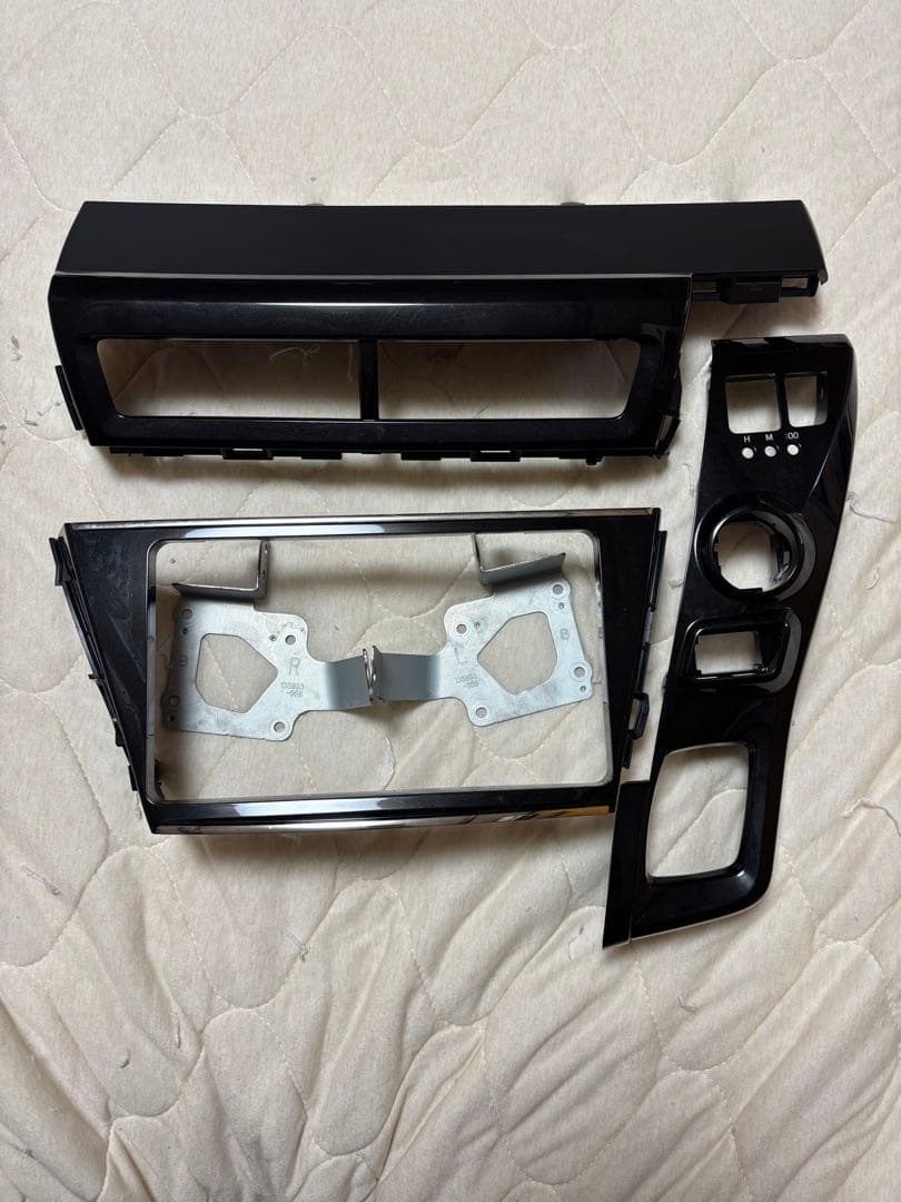 トヨタ　プリウスα 純正9インチナビパネル＋取り付けステー　変換ハーネス付き