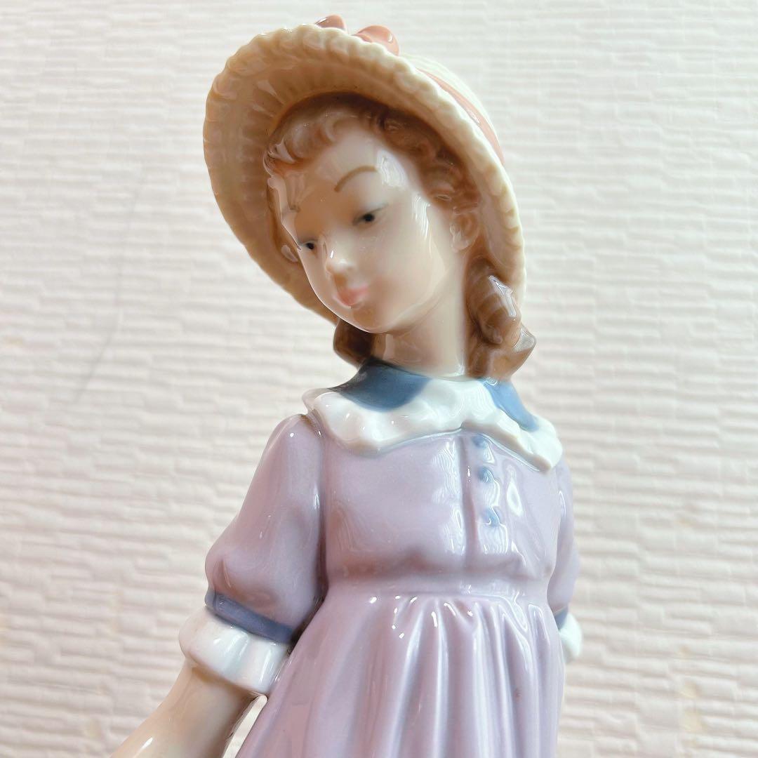 ワゴンを持つ少女　リヤドロ　スペイン　ポーセリン　光沢仕上げ　絶版