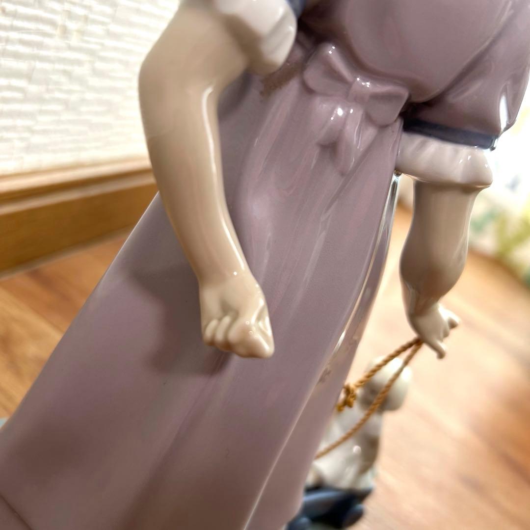 ワゴンを持つ少女　リヤドロ　スペイン　ポーセリン　光沢仕上げ　絶版