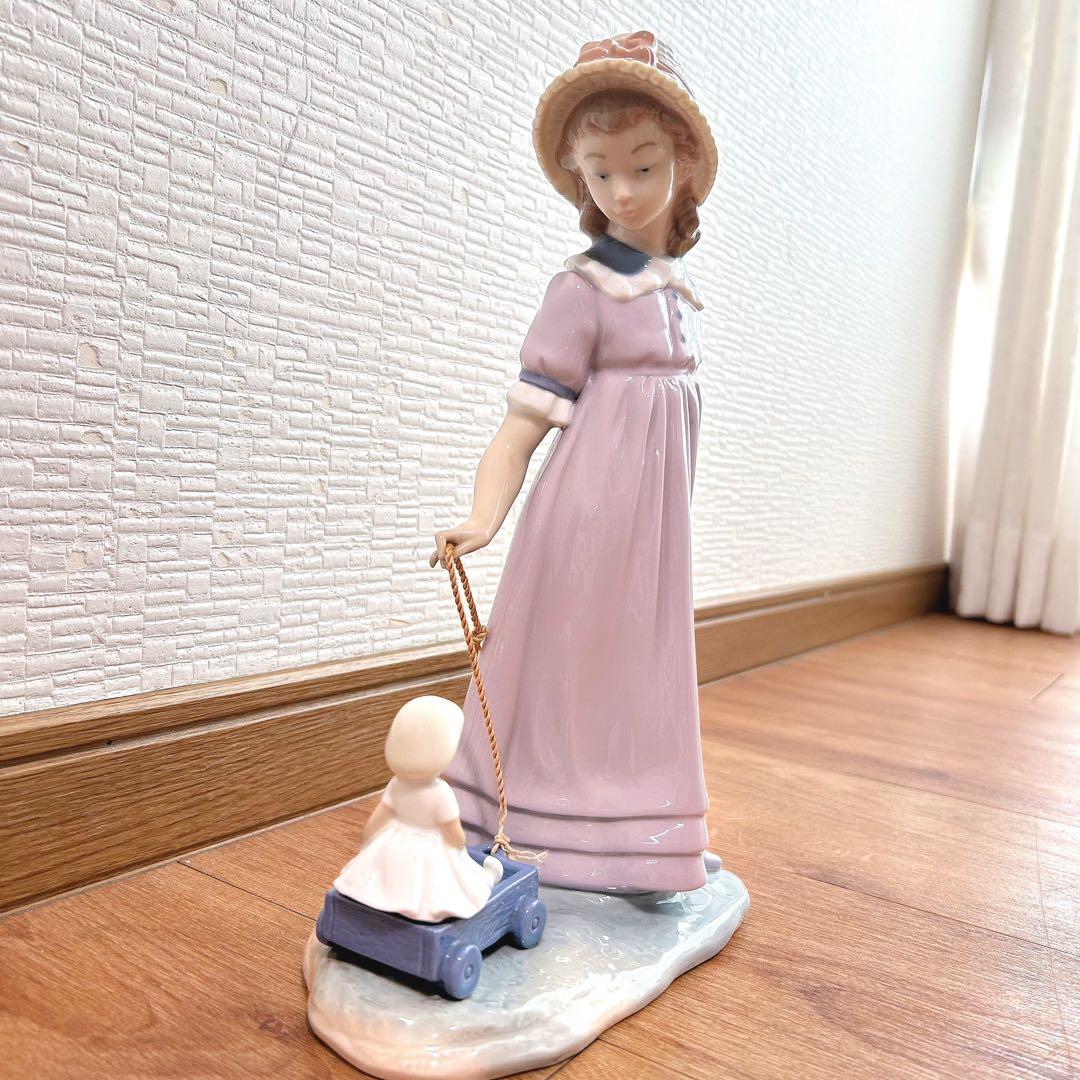 ワゴンを持つ少女　リヤドロ　スペイン　ポーセリン　光沢仕上げ　絶版