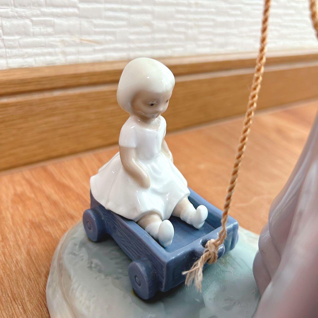 ワゴンを持つ少女　リヤドロ　スペイン　ポーセリン　光沢仕上げ　絶版