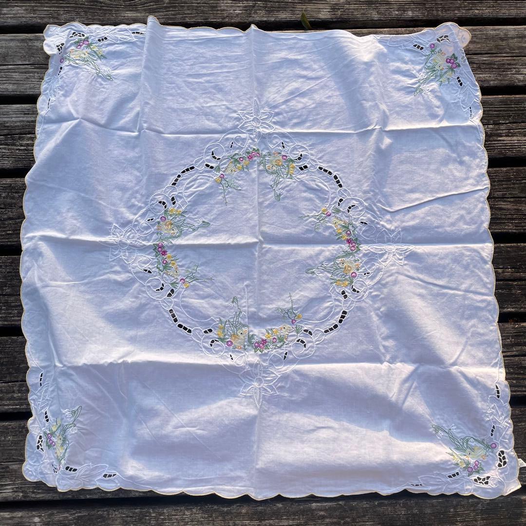 フランス　アンティーク　ひよことお花の刺繍　テーブルクロス