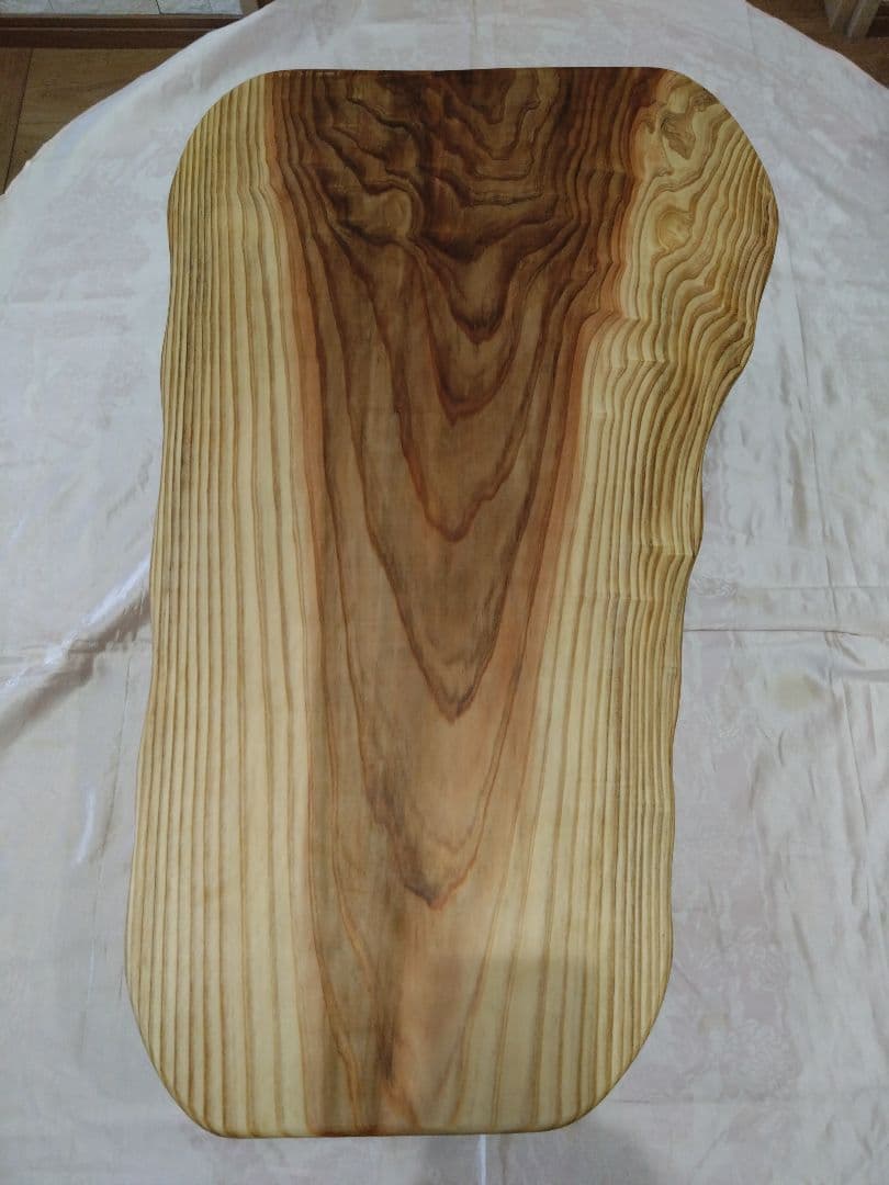 杉の板のローテーブル㉘　杉の自然木のローテーブル　杉の木目が大変綺麗❕脚は檜の木