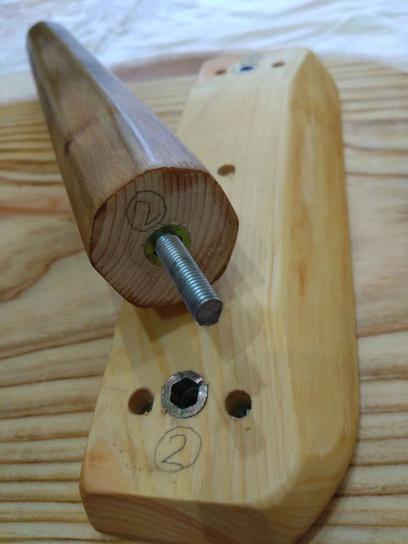 杉の板のローテーブル㉘　杉の自然木のローテーブル　杉の木目が大変綺麗❕脚は檜の木